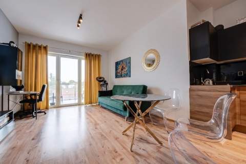 PRZESTRONNA KAWALERKA W APARTAMENTOWCU