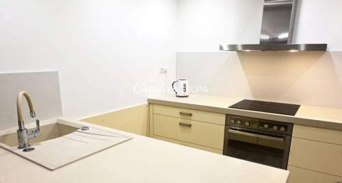Apartament w sercu miasta z pełną infrastrukturą.