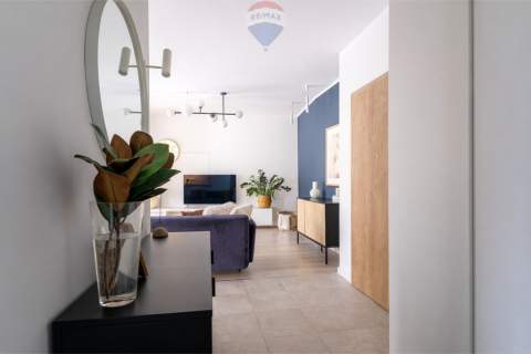 Apartamentowiec, umeblowane, okna na skwer, 2 pok.