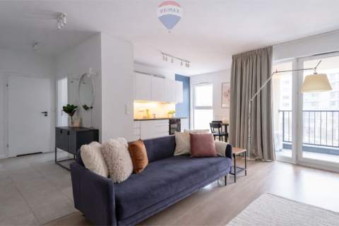 Apartamentowiec, umeblowane, okna na skwer, 2 pok.