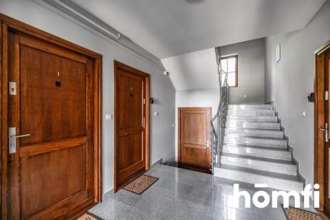 Nowoczesny apartament z klimatyzacją i balkonem.