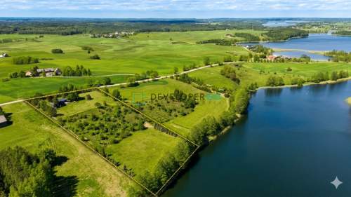 Widokowa działka z linią brzegową jeziora.