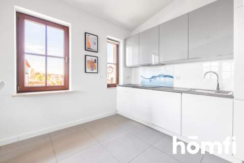 Nowoczesny apartament z klimatyzacją i balkonem.