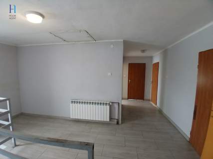 Dom z dużym budynkiem gospodarczym