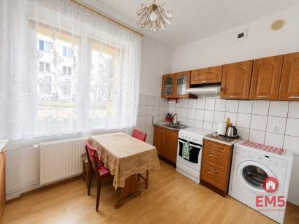 2 pokoje z oddzielną kuchnią , parter