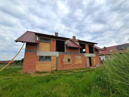 Dwie połowy domu na sprzedaż-zabudowa bliźniacza