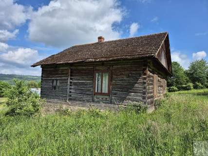 Siedlisko z drewnianym domem w malowniczym miejscu