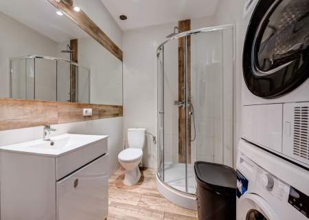 PRZESTRONNA KAWALERKA W APARTAMENTOWCU