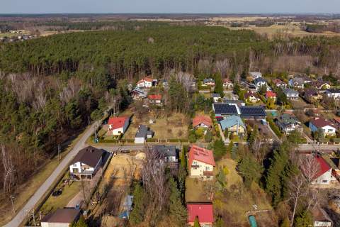 Dom przy lesie w Dobroniu - cisza, natura i przestrzeń.