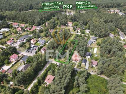 Działka w lesie z domkiem