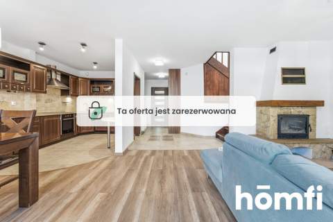 Ładny dom szeregowy z garażem i ogródkiem