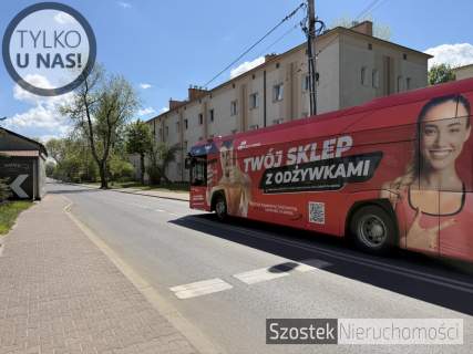 M. w ładnym bloku na pełnym zieleni Rakowie