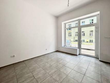 Lokal na parterze z witryną do własnej aranżacji