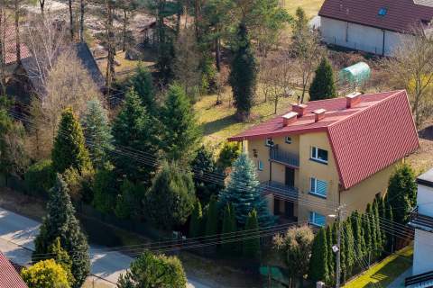 Dom przy lesie w Dobroniu - cisza, natura i przestrzeń.