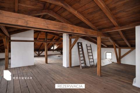 --REZERWACJA -- Poddasze w piękniej kamienicy