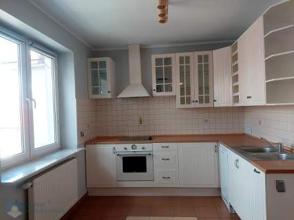 Dwupoziomowe mieszkanie z 10-metrowym balkionem 