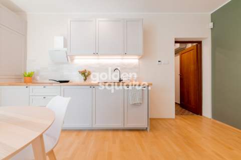 Designerski Apartament z Garażem w Pięknej Okolicy