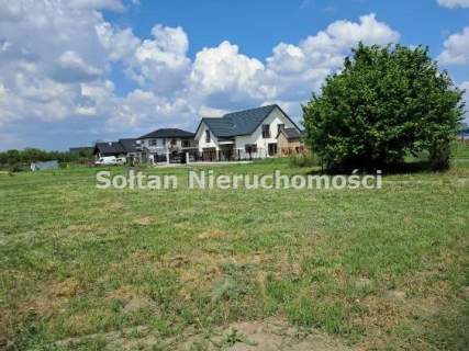 Cicha spokojna okolica domów jednorodzinnych.