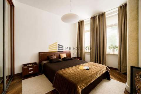 Apartment with Green Terrace Pool Gym Consierge