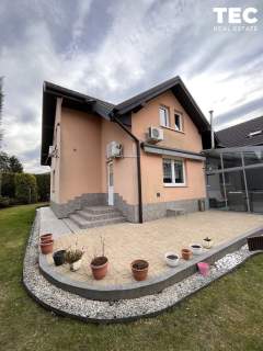 Dom 220 m Garaż 2-stan. Działka 18 ar l