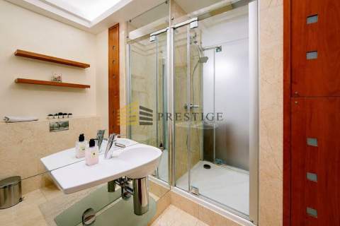 Apartment with Green Terrace Pool Gym Consierge