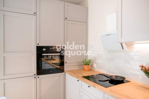 Designerski Apartament z Garażem w Pięknej Okolicy