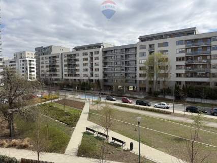 Apartamentowiec, umeblowane, okna na skwer, 2 pok.