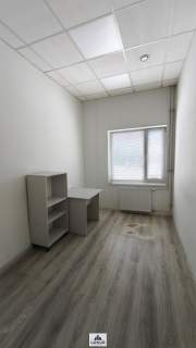 Magazyn z biurami 3 bramy parking plac