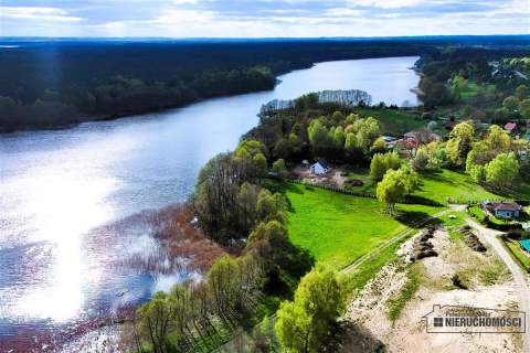 Pięknie położone działki budowlane nad jeziorem.