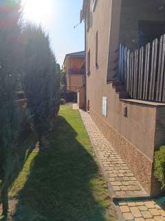 Dom z ładnym ogrodem