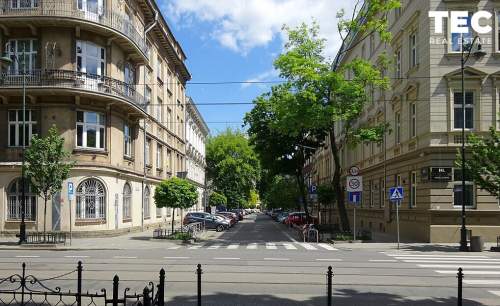 Stare miasto po remoncie spokojna uliczka