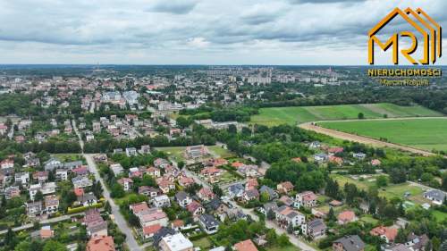 Działka z WZ i budynkiem gospodarczym w dzielnicy