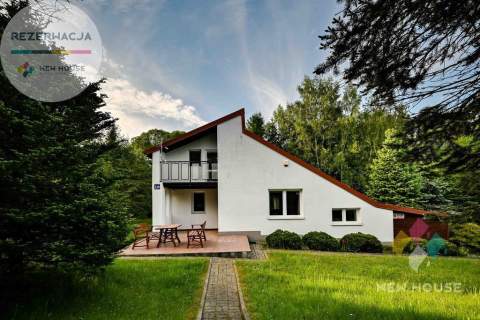 Bartołty Wielkie, dom przy ścianie lasu, jezioro