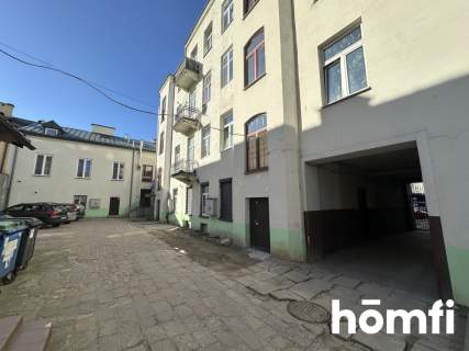 Kameralne 2 pokoje w kamienicy w ścisłym centrum.