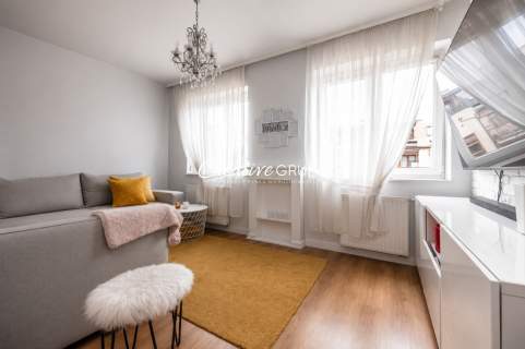 Dwupoziomowe z tarasem, garażem i komórką