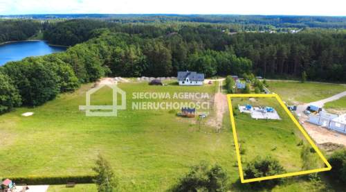Działka z rozpoczętą budową 130 m od jeziora.