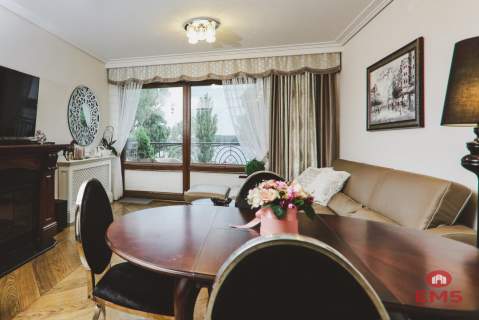 Dwupoziomowy Apartament z Panoramą na Jezioro