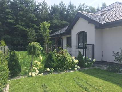 Sprzedam dom w atrakcyjnej okolicy niedaleko Warszawy .