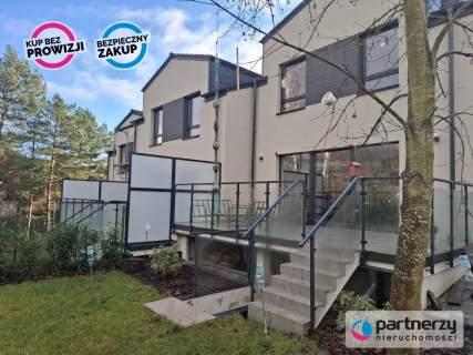 Szereg w Straszynie w otoczeniu zieleni