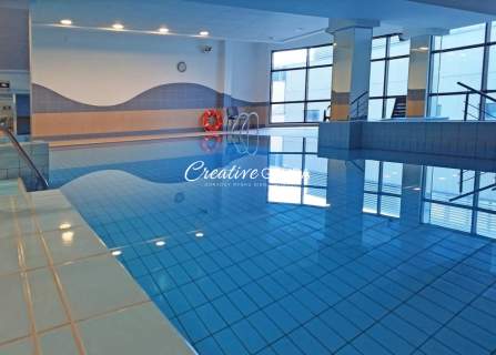 Apartament w sercu miasta z pełną infrastrukturą.