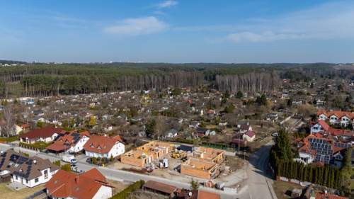 Mały budynek, ogródek, miejsce postojowe i zieleń