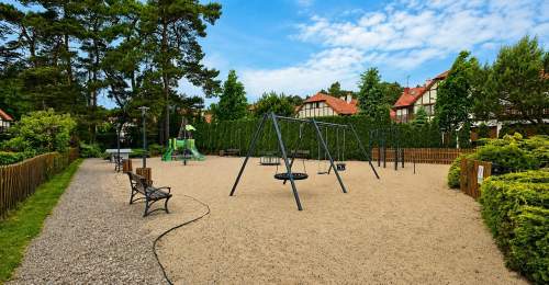 Dom sąsiadujący z plażą na osiedlu rezydencyjnym