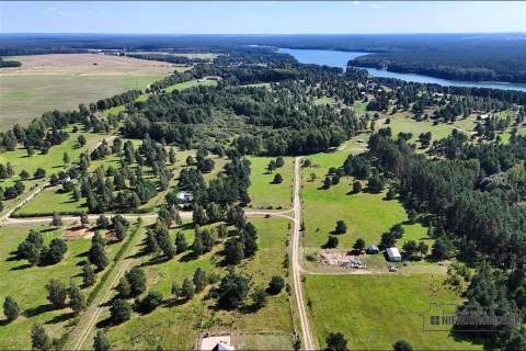 Działka nad jeziorem. Prąd, wodociąg, plaża.
