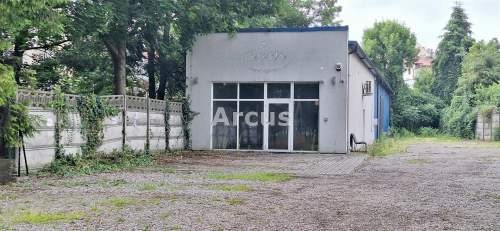 pawilon w centrum z parkingiem