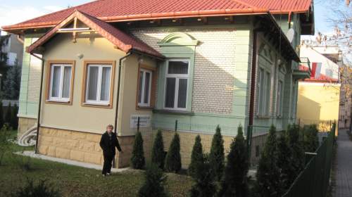 Zabytkowy dworek położony w centrum części miasta
