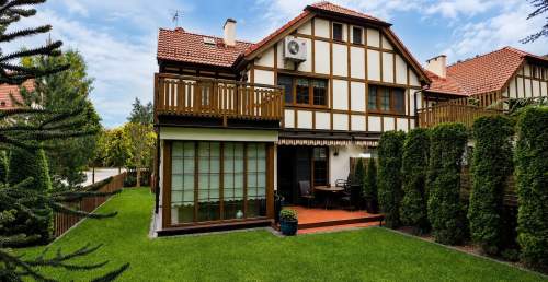 Dom sąsiadujący z plażą na osiedlu rezydencyjnym