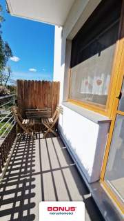 Dwa pokoje z miejscem postojowym i balkonem