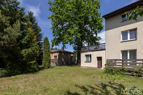 Wygodny dom z dwustanowiskowym garażem i piwnicą,