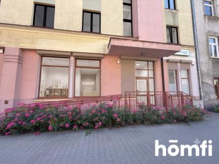 Lokal z dużą witryną w centrum miasta
