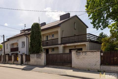 Wygodny dom z dwustanowiskowym garażem i piwnicą,